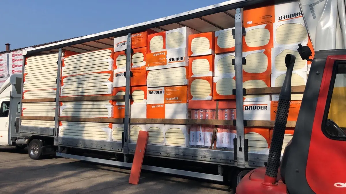 Geöffneter Lkw voller Bauder-Dämmstoffpakete