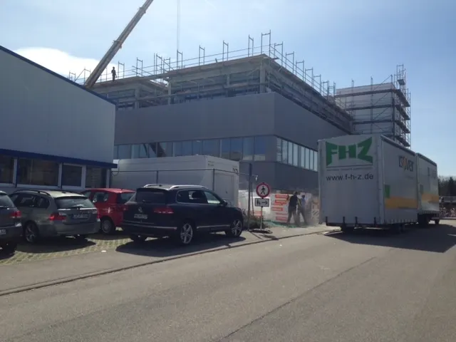 FHZ-Sattelzug an einem Gewerbeneubau mit Baukran