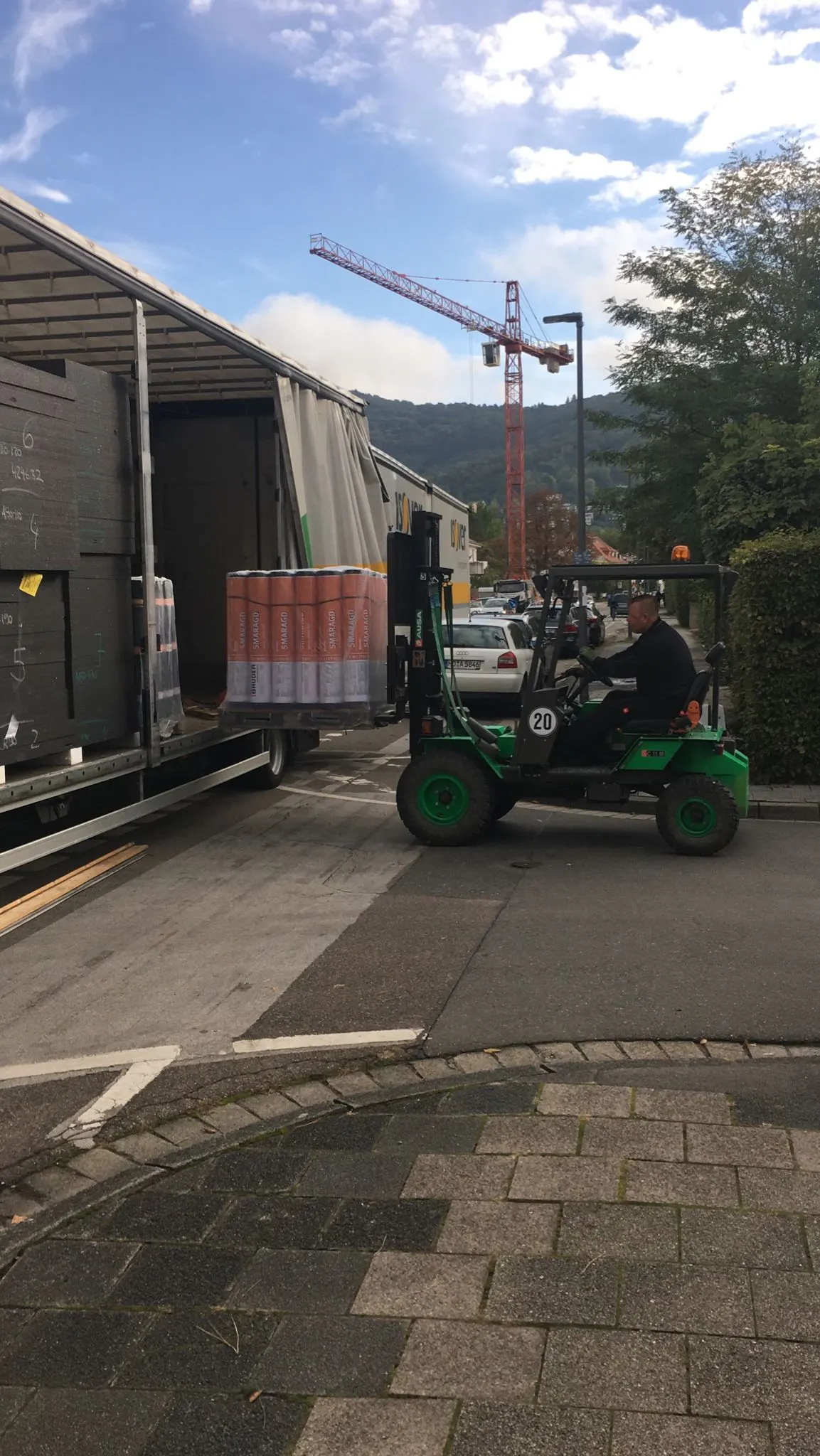 Mitnahmestapler entlädt in einem engen Innenhof neben dem Lkw