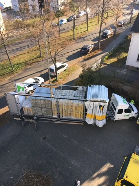 Blick von oben auf die Entladung eines FHZ-Fahrzeugs an einer Stadtstraße