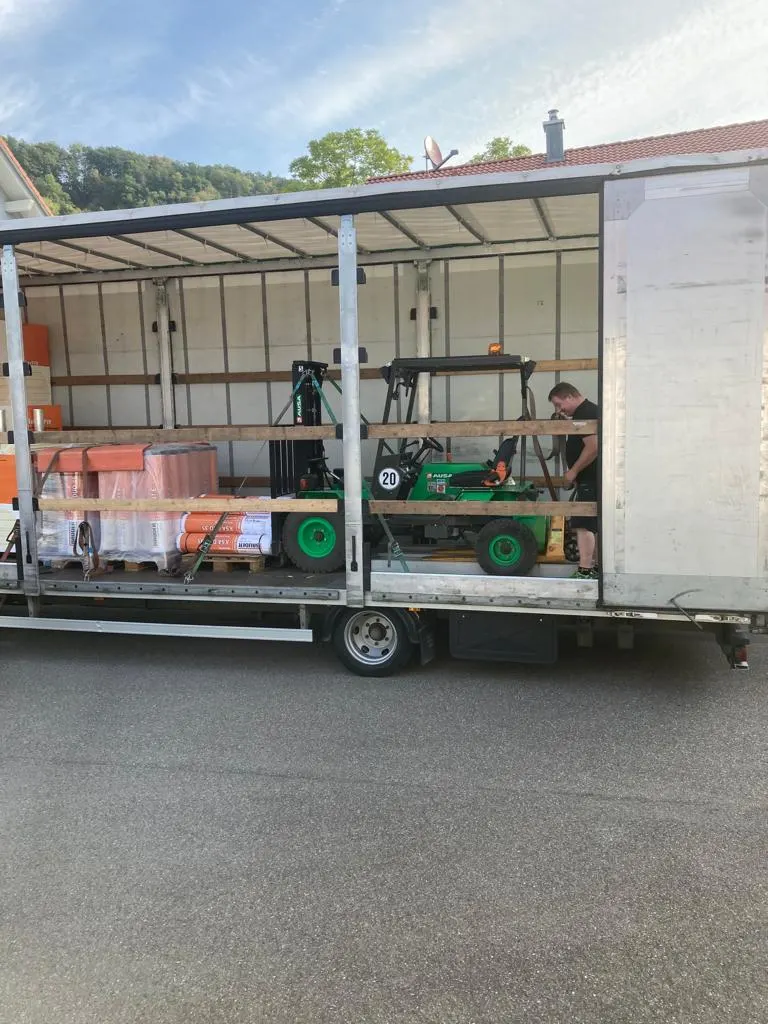 Mitnahmestapler steht verladebereit auf dem Auflieger